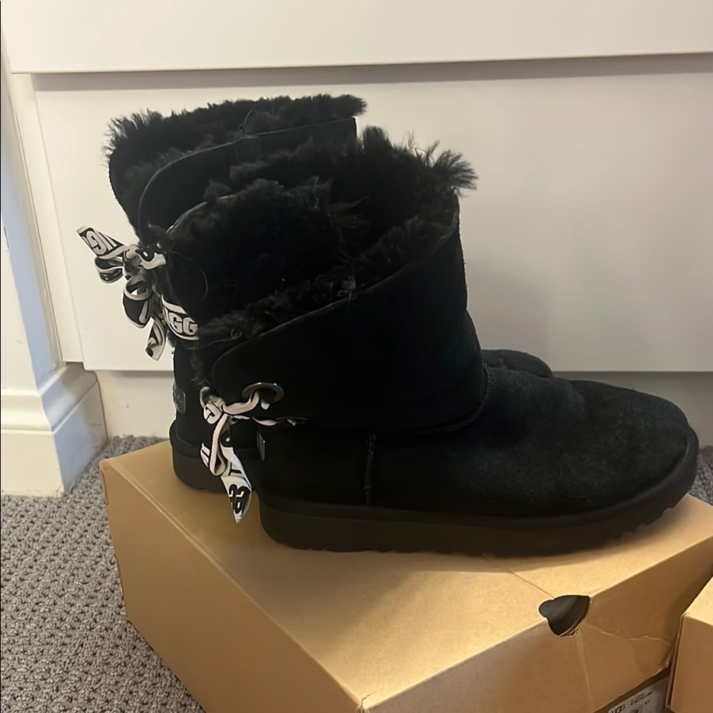 UGG Black mini Bailey bow Worn size 6